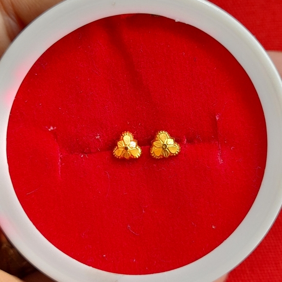 Beautiful new desiner studs - Picture 2 of 11